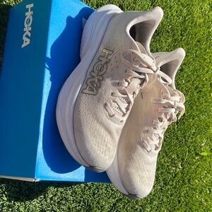 Hoka Mach 6 Running Shoes women’s 8.5 wide Eggnog color